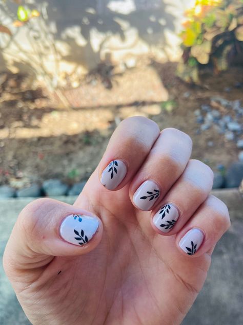 Short Leaf Nails, French Tip Nails With Leaf Design, White Nails With Leaf Design, Simple Leaf Nails, Leaf Pattern Nails, Nail Art Leaf Design, Nails Leaves Design, Leaf Gel Nails, Nail Leaf Design