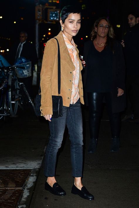 Zoe Kravitz Wore Skinny Jeans and This Flats Trend on the Red Carpet Suede Blazer Outfit, Saint Laurent Outfit, Zoe Kravitz Style, Bike Shorts Outfit, Red Mules, Outfits New York, Zoë Kravitz, Trending Flats, Suede Blazer