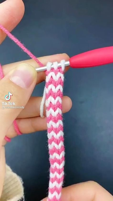 Keychain Amigurumi, Crochet Cord, Easy Crochet Stitches, Cardigan Crochet, Crochet Stitches Video, Diy Bracelets Patterns, Crochet Stitches For Beginners, Pola Sulam, Crochet Bracelet