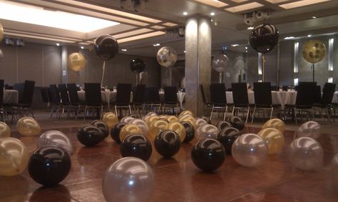 Airfilled balloons for the dance floor will be a dramatic and fun effect and be cheaper than helium filled. Balloons Ceiling, Black Ballons, Sweet 16 Candles, 50th Birthday Themes, Balloon Dance, Black And Gold Theme, Champagne Birthday, Black And Gold Balloons, 5 Balloons