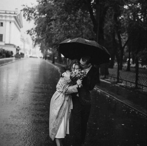 Rain Wedding Photos, Umbrella Photoshoot, Rainy Photoshoot, Rainy Engagement Photos, Couple In Rain, Rainy Photos, Couples Vintage, Couples City, Umbrella Photography