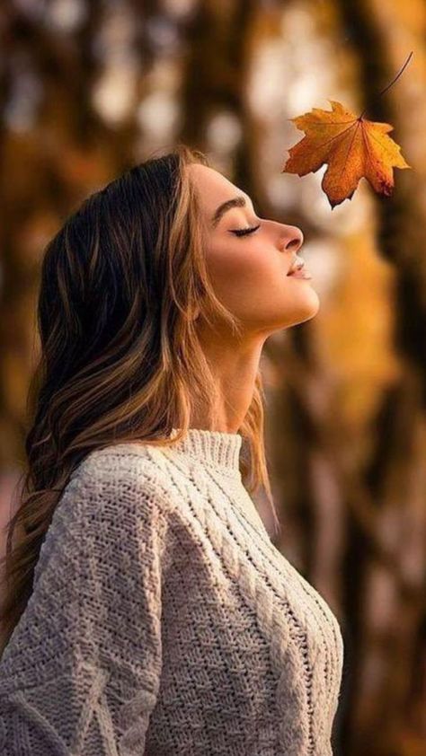 Woman Photoshoot Poses, Female Modeling Poses, Autumn Photography Portrait, Female Portrait Poses, Fall Photo Shoot Outfits, Fall Portraits, Spring Photoshoot, Outdoor Portraits, Outdoor Photoshoot