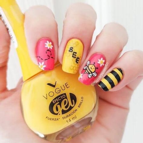 Bumble Bee Nail Art, Bee Nail Designs, Nail Art Coffin, Bee Nail Art, Bumble Bee Nails, Gender Reveal Nails, Unique Nail Art Designs, Oval Nails Designs, Bee Nails