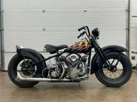 1947 Harley Davidson Knucklehead // Oem Knucklehead cases (belly numbers don... Nightster 1200, Bobber Motorcycle Diy, Harley Davidson Nightster, Harley Knucklehead, Embrace The Darkness, Softail Springer, Motorcycle Diy, Harley Davidson Knucklehead, Custom Bobber