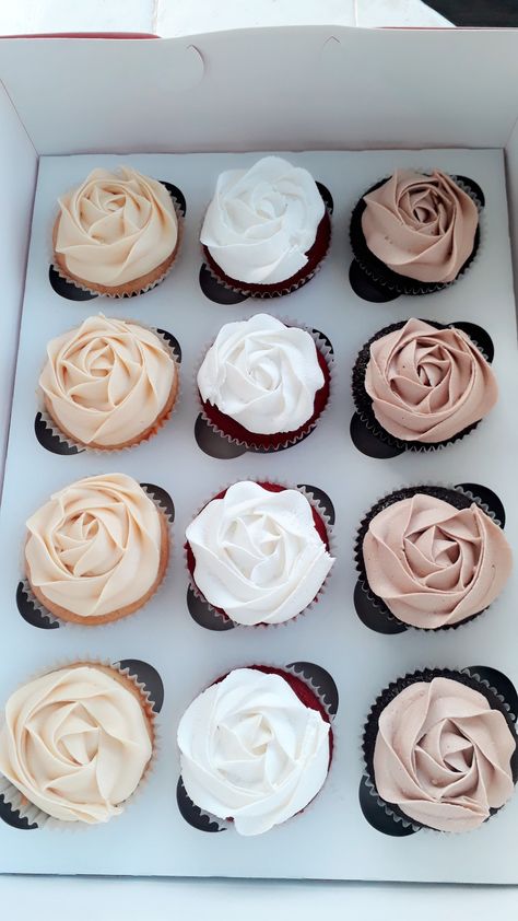 Rustic Theme Cupcakes, Simple Wedding Cupcakes Rustic, Modern Wedding Cupcakes, White Bridal Shower Cupcakes, Rustic Bridal Shower Cupcakes, Boho Cupcakes Ideas, Brown Cupcakes Aesthetic, Elopement Cupcakes, Simple Elegant Cupcakes