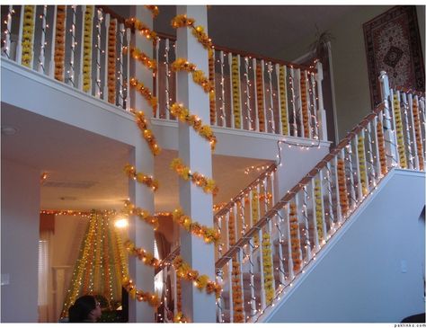 Dholki Decor Home Stairs, Mehendi House Decoration, Shaadi Ghar Decor, Shaadi House Decor, Diwali Staircase Decor, Milad Decoration Ideas At Home, Shadi Wala Ghar Decor, Shaadi Wala Ghar Decoration, Milad Decoration