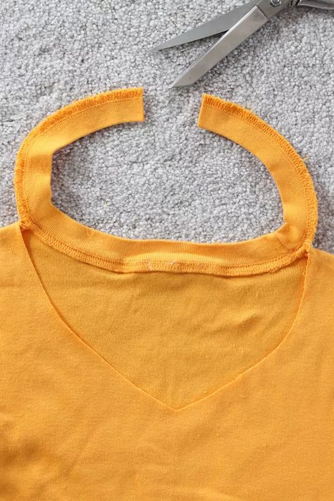 How to Turn a Crew Neck T-Shirt Into a V-Neck | eHow Umgestaltete Shirts, Shirt Makeover, Potpourri Christmas, Sewing Alterations, Sew Ins, Stil Boho, Christmas Potpourri, Stovetop Potpourri, Shirt Refashion