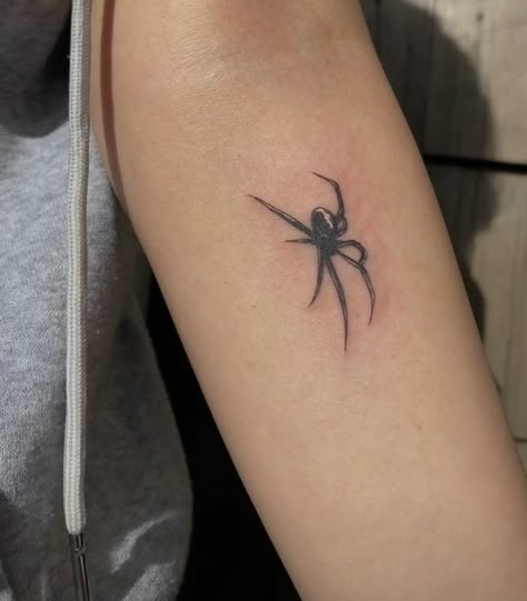 Spider Tattoo For Women Arm, Spider Wrist Tattoo, Spider Tattoo Arm, Small Spider Tattoo, Unique Minimalist Tattoo, Tattoo Homme, Amazing 3d Tattoos, Spiderman Tattoo, Saved Tattoo