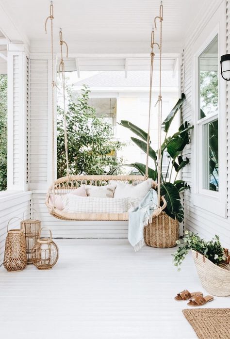 Patio swing. Boho style. #home #style Terrace Inspiration, Ruang Tamu Outdoor, Interior Boho, Patio Lounge, Swing Chair, Hus Inspiration, Design Del Prodotto, Small Patio, Balcony Decor