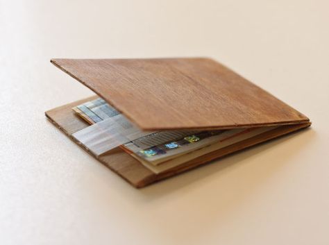 This magic wallet is made of wood, and it can be opened from both sides. Wow! Phone Concept, Magic Wood, Wood Wallet, Wood Inspiration, Easy Magic Tricks, Magic Wallet, Wallet Tutorial, Simple Wallet, Jacob's Ladder