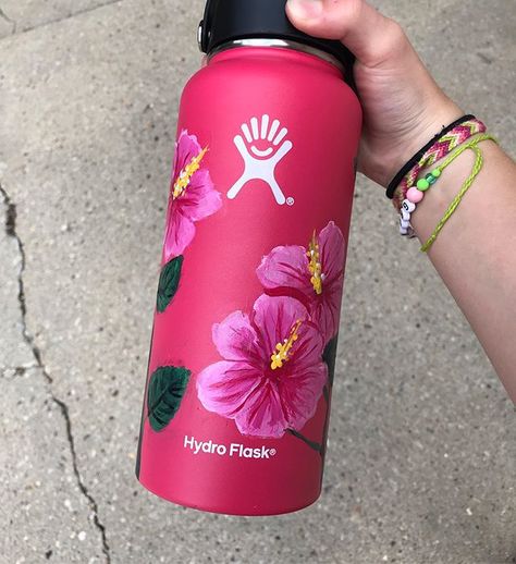 custom hydroflasks! on Instagram: “sold! hibiscus flower pink hydroflask! 🌺” Hydroflask Painting, Painted Water Bottle, Painted Hydroflask, Flask Art, Slushy Maker, Water Bottle Art, Painted Water, Trendy Water Bottles, Diy Water Bottle