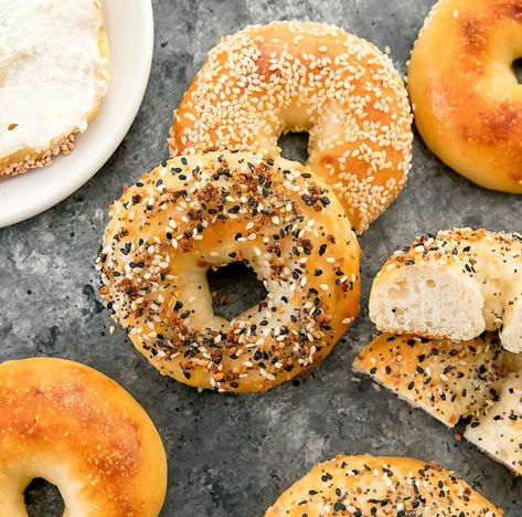 2 Ingredient Bagels. No yeast or proofing! Homemade chewy bagels ready in less than an hour. Bagel Recipe Easy, Bagels Recipe, Low Carb Bagels, Keto Breakfasts, Plain Bagel, Keto Bagels, Dominican Food, Homemade Bagels, Keto Sweets