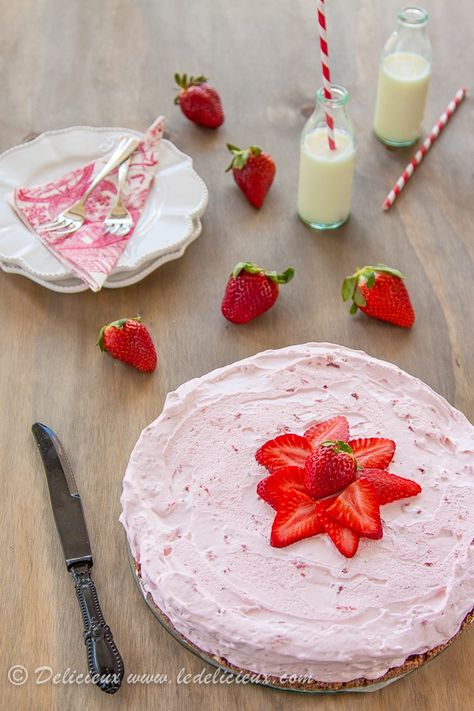 Strawberry Cloud Cake - only 2 steps & no baking required! | from Delicieux @ledelicieux Strawberry Heaven On Earth Cake Recipe, Heaven On Earth Cake Strawberry, Vegan Strawberry Pound Cake, Strawberry Pie Vegan, Strawberry Rare Cheesecake, Cloud Cake, Sweet Treats Desserts, Australian Food, Strawberry Recipes