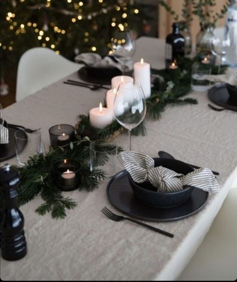 Table Runner White Dining Table, Black Dining Table Christmas Decor, Guest Food Ideas Snacks, Black Christmas Table Decor, Black Christmas Table Setting, Dinner Table Set Up, Black Christmas Decorations, White Table Settings, Xmas Table Decorations