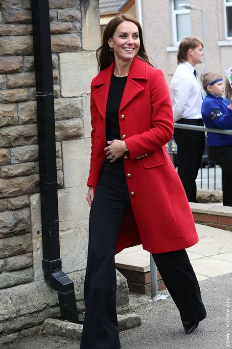 Kate Middleton pays tribute to Wales by wearing red for first visit to the country since receiving her Princess of Wales title - Red Coat Outfit, Royal Family Fashion, Outfit Tutorial, Queen Kate, Kate Middleton Outfits, Princess Catherine, Princess Kate Middleton, Red Trench Coat, Middleton Style