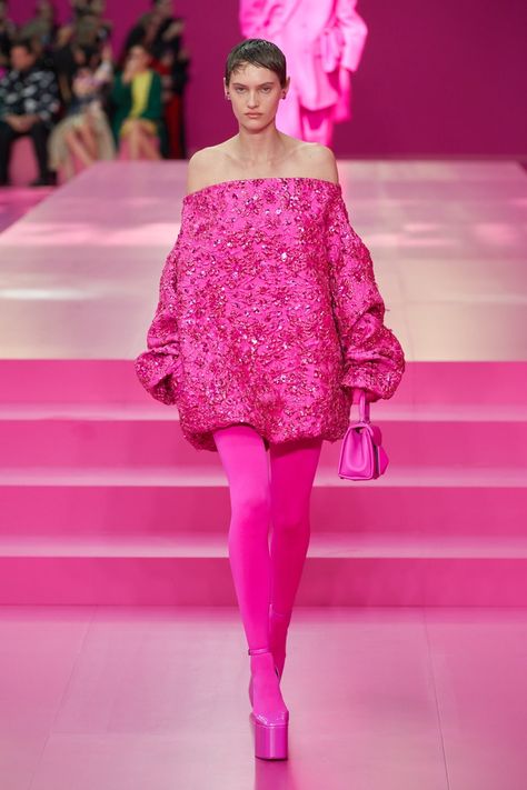 Valentino Fall 2022, Valentino Runway, Runway Magazine, Look Rose, Valentino Fashion, Fall 2022, Pink Outfits, Fashion Show Collection, Mode Inspiration