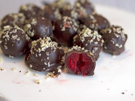 Sorry, strawberries... I have a new love! And they are sprinkled with macadamia nuts. Hawaii Recipe, Maraschino Cherries Recipes, Marachino Cherries, Tempered Chocolate, Chocolate Dipping, Cherry Bread, Cherry Cupcakes, Candy Board, Maraschino Cherries