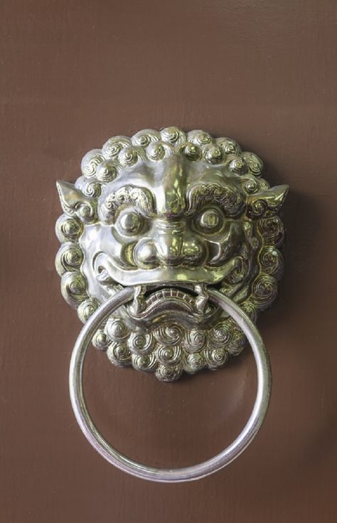 Traditional Chinese door handle and knocker in symbolic lion head as an guardian. Chinese Items, Club Interior, Chinese Door, Chinese Ornament, Door Knocker, Knobs And Handles, Door Knockers, Lion Head, Interior Inspo