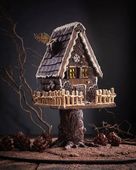 Witch Gingerbread House, Goth Gingerbread House, Creative Gingerbread House Ideas, Creative Gingerbread House, Gingerbread Competition, Haunted Gingerbread House, Easy Gingerbread House, Halloween Gingerbread House, Gingerbread House Ideas