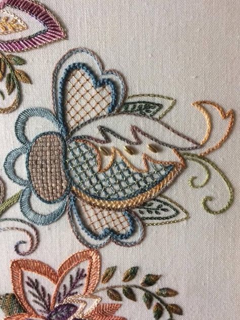 Bordado Jacobean, Jacobean Embroidery, Classic Embroidery, Crewel Embroidery Patterns, Gold Work Embroidery, Embroidery Leaf, Crewel Embroidery Kits, Hand Embroidery Projects, Learn Embroidery