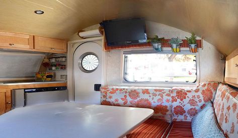 Teardrop Trailer Interior, Tab Trailer, Teardrop Camper Interior, Rv Curtains, Motorhome Interior, Camper Hacks, Trailer Decor, Trailer Interior, Camper Storage