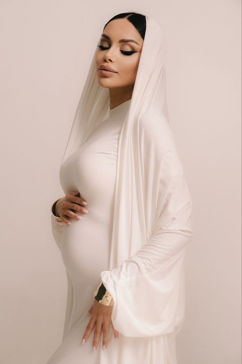 Sun Maternity Shoot, Maternity Photoshoot Editorial, Boujee Poses, Luxury Maternity Photoshoot, Elegant Pregnancy Photoshoot, Classy Maternity Shoot, Elegant Maternity Shoot, Pregnancy Shoot Ideas, Elegant Maternity Photos