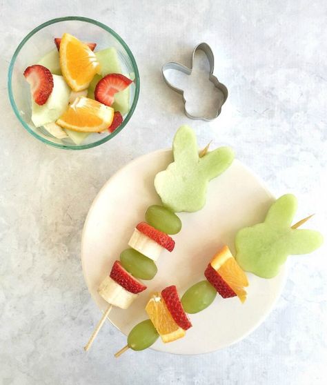 Easter Snack Recipes, Fruit Easter, Easy Easter Snacks, Healthy Easter Snacks, Fruit Kabob, Easter Sunday Brunch, Easter Fruit, Food Easter, Fruits Decoration