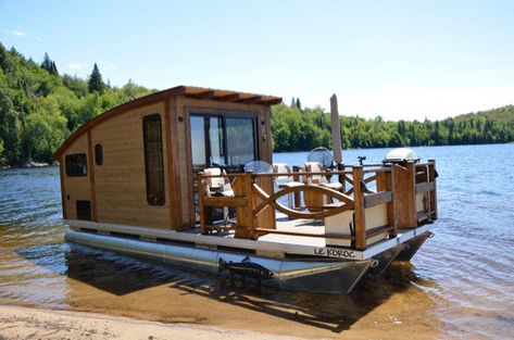 This is the ultimate vessel for fishermen, allowing you to fish 24/7 and still have a good night rest on the water Tiny House Boat, Tiny Houseboat, Pontoon Ideas, Pontoon Houseboat, Shanty Boat, Boat House Interior, Houseboat Living, Lakefront Living, Floating Homes