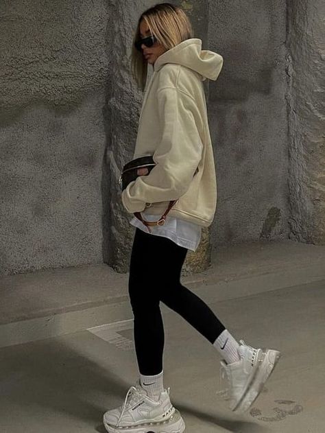 Korean Style Streetwear, Denim Jacket Outfit Cropped, Cozy Airport Outfit, Comfy Wardrobe, Worship Leader, Comfy Clothes, Copenhagen Style, Legging Outfits, Outfit Jeans