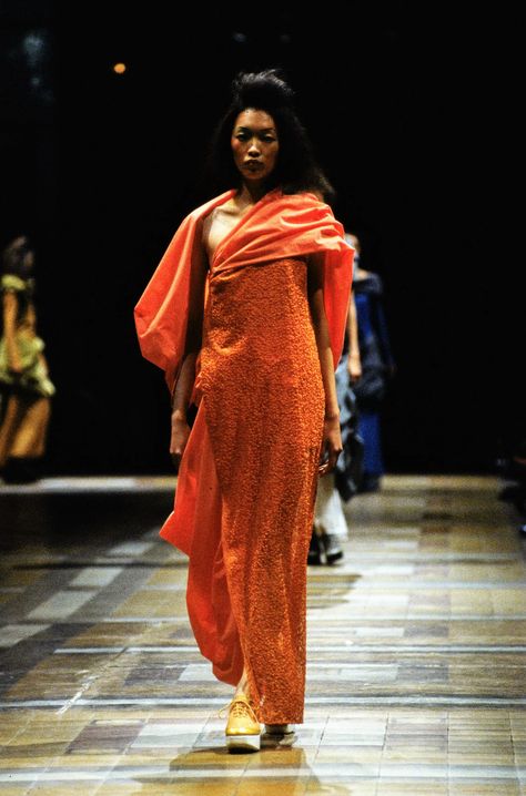 Issey Miyake Spring 1998 Ready-to-Wear Fashion Show | Vogue No Hands, Female Torso, Vintage Runway, Anti Fashion, The Observer, Costume Institute, Fashion Runway, Runway Collection, Fashion Today