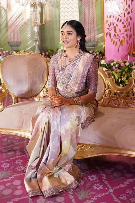 Lilac Banarasi Saree, Lilac Saree Indian Weddings, Lilac Pattu Saree, Violet Saree Blouse Combination, Lavender Saree Blouse Combination, Lavender Pattu Saree, Lavender Silk Saree, Lavender Outfits, Benaras Sarees