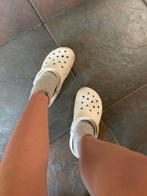 ❤️🤪🥶🦋😇🥳✌🏻 Crocs Vsco, Croc Outfits, Birks Outfit, Cozy Outfits, Kawaii Shoes, Vsco Girl, Cozy Outfit, Best Life, Ankle Socks