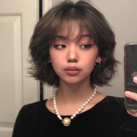 Female Face Claim Short Hair, Short Wolfcut/shag, Fox Haircut Long Hair, Short Hairstyles For Frizzy Wavy Hair, Soft Shaggy Bob With Bangs, Wolfcut Short With Bangs, Layered Hair For Short Hair, 3 Layer Haircut Short, Rapunzel Haircut Short