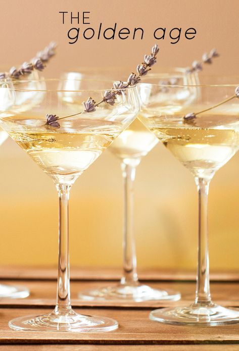 Top 5 Oscars-Inspired Cocktails: This ginger-spiced cocktail is sure to warm up even the toughest crowd! This beautiful sparkling cocktail is inspired by all the glitz and glamour of Hollywood’s history. Golden Cocktails Drinks, Old Hollywood Cocktails, Golden Age Of Hollywood Party, Golden Cocktails, Golden Age Party, Party Planning Food Guide, Hollywood Party Food, Hollywood Cocktails, Golden Cocktail