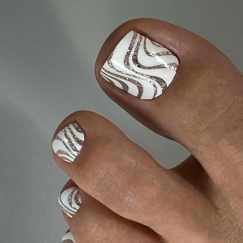 Nail Art For Toes Toenails, Black And White Toe Nails, Pedicure Ideas White, Trending Nails 2024 Summer, Trendy Toe Nails, Toenails Ideas, White Toe Nail, Summer Toenails, Toe Nail Designs For Summer