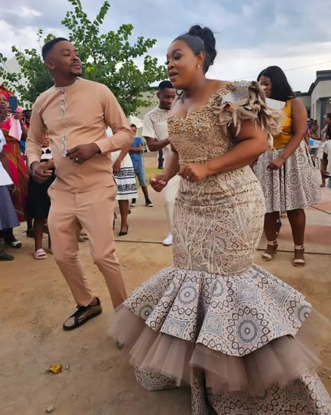 Membeso Dress For The Bride, Roora Squad Outfits Zimbabwe, Membeso Dress, Brown Shweshwe, Lobola Outfits Woman Dresses, Tswana Traditional Attire, Setswana Traditional Dresses, Lobola Outfits, Zulu Traditional Wedding Dresses