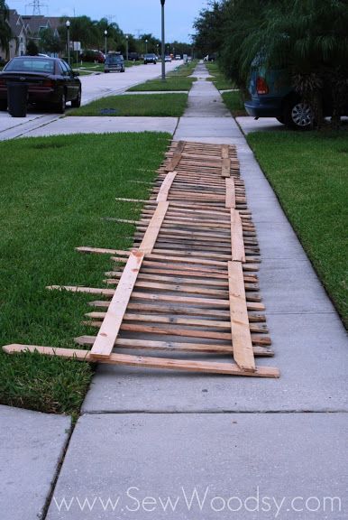 Halloween Wood Pallet Fence Wood Pallet Fence, Halloween Fence, Cheap Fence, Pallet Fence, Diy Essentials, Diy Fence, Fence Art, Fence Landscaping, Pallet Outdoor