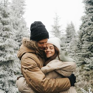 L♡VE by @nicolegotkophoto Tag us & use #LOVEANDWILDHEARTS to be featured ♡ Winter Couple Pictures, Couple Photography Winter, Winter Engagement Pictures, Snow Couple, Winter Family Photos, Snow Photoshoot, Snow Pictures, Winter Family, Winter Photoshoot