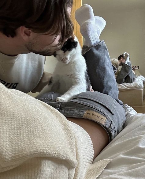 Aesthetic Couple Pics In Bed, Boyfriend With Cat, Cat Relationship, Cat Boyfriend, Shotting Photo, My Kind Of Love, The Love Club, The Perfect Guy, This Is Love