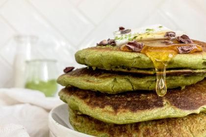 pancakes stacked on a plate with honey on top Low Calorie Matcha, Low Calorie Pancakes, Vegan Greek Yogurt, Matcha Pancakes, Carrot Cake Pancakes, Cake Pancakes, Vegan Carrot Cake, Low Calorie Vegan, Vegan Greek