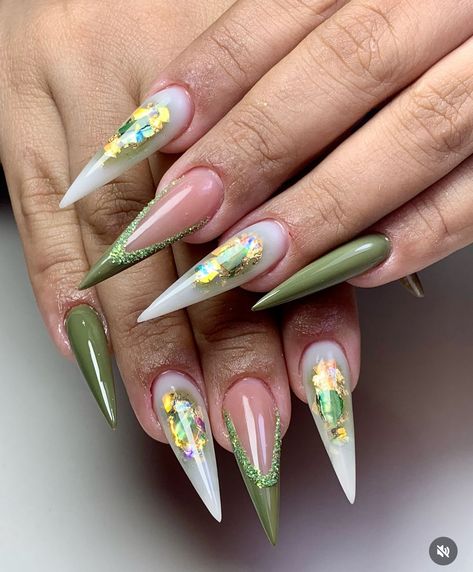 White Stiletto Nails, Pink Stiletto Nails, Stilleto Nails Designs, Fancy Nail Art, Green Acrylic Nails, Gold Glitter Nails, Diva Nails, Spring Nail Designs, Fancy Nails Designs