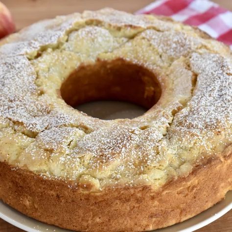 Italian Apple Cake is a traditional Italian Dessert made with fresh apples, olive oil, and lemon. Delicious and moist Italian apple cake can be eaten as Ciambella for breakfast or an Italian dessert. #italianapplecake #applecake Apple Pound Cake Recipes Moist, Apple Layer Cake, Lemon Delicious, Ricotta Cake Recipes, Moist Apple Cake, Italian Desserts Traditional, Cake Classic, Italian Cream, Apple Recipes Easy