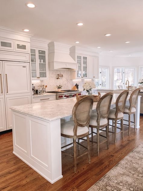 White Ranch Kitchen, Transitional Glam Kitchen, Beautiful Kitchen Designs Modern, Gorgeous Kitchens Modern, Kitchen Redesign Layout Before And After, Country Glam Kitchen, Glam White Kitchen, White Glam Kitchen, Glam Kitchen Ideas