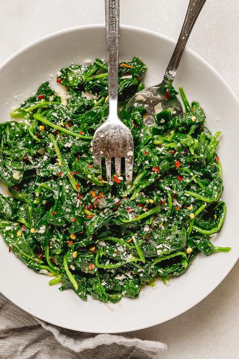 5-Minute Sauteed Spinach with Garlic and Lemon - #spinach #sidedish #eatwell101 #recipe - Sauteed Spinach with Garlic and Lemon is a simple and delicious side dish everyone will love at your table. - #recipe by #eatwell101® Best Sauteed Spinach, Antipasto Ideas, Healthy Spinach Recipes, Stir Fry Spinach, Spinach Side, Lemon Spinach, Spinach Side Dish, Spinach Recipes Healthy, Spinach Healthy