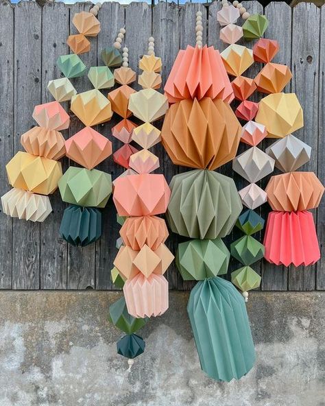 Diy Paper Decorations For Wall, Origami Backdrop, Origami Aesthetic, Origami Installation, Origami Garland, Origami Decor, Christmas Shop Window, Origami Ornaments, Paper Installation