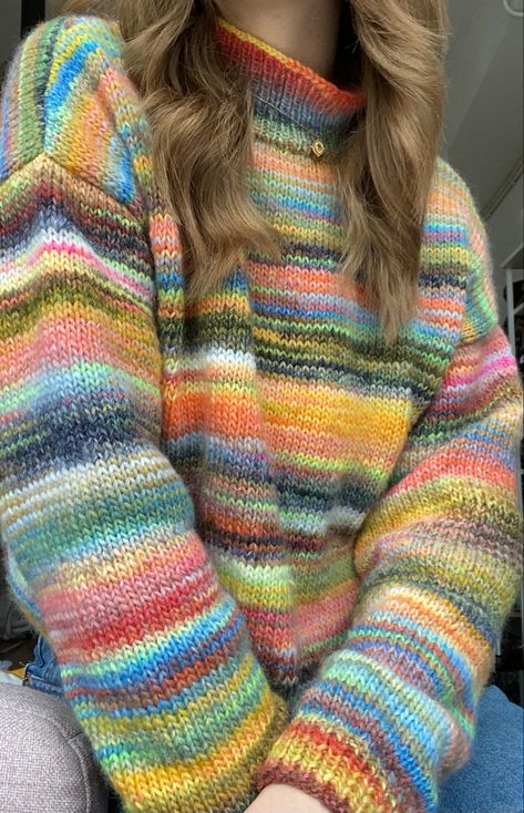 Fall Colorful Outfits, Multi Color Sweater, Estilo Hippy, Multicolor Sweater, Devil Wears Prada, Knitting Ideas, Mode Inspo, Cool Sweaters, Knitting Inspiration