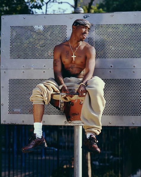 Tupac Tupac Outfits, Tupac Photos, Cultura Hip Hop, Tupac Makaveli, Tupac Wallpaper, Hiphop Fashion, Gangster Rap, Tupac Pictures, Hip Hop Classics