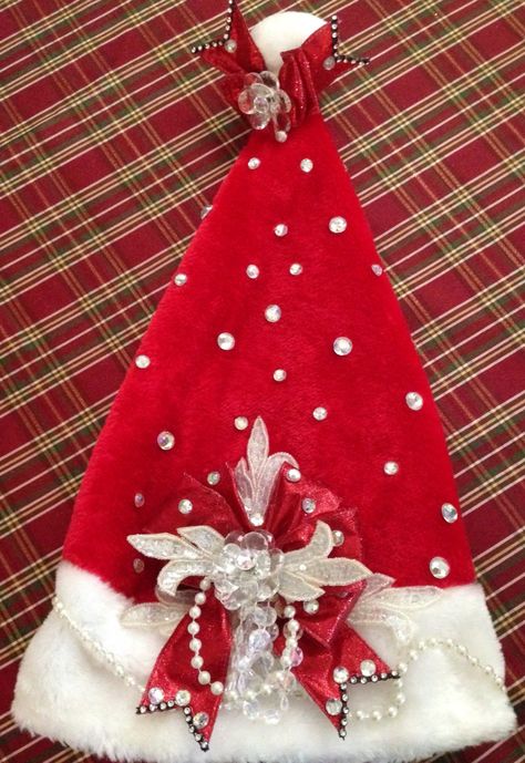 Santa Hat Decorating Ideas To Wear, Decorate Santa Hats Ideas, Decorating Santa Hats Ideas, Santa Hat Decorating Ideas, Diy Christmas Hats, Diy Santa Hat, Merry Crisis, Santa Cap, Diy Santa