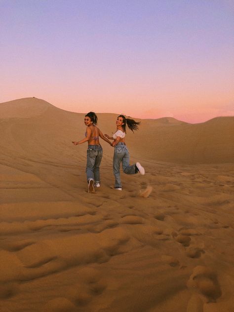 Desert Pictures Ideas, Sand Dunes Outfit, Friend Poses Instagram, Desert Pics, Desert Inspo, Dunes Photoshoot, Desert Photoshoot Ideas, Sand Dunes Photoshoot, Desert Pictures