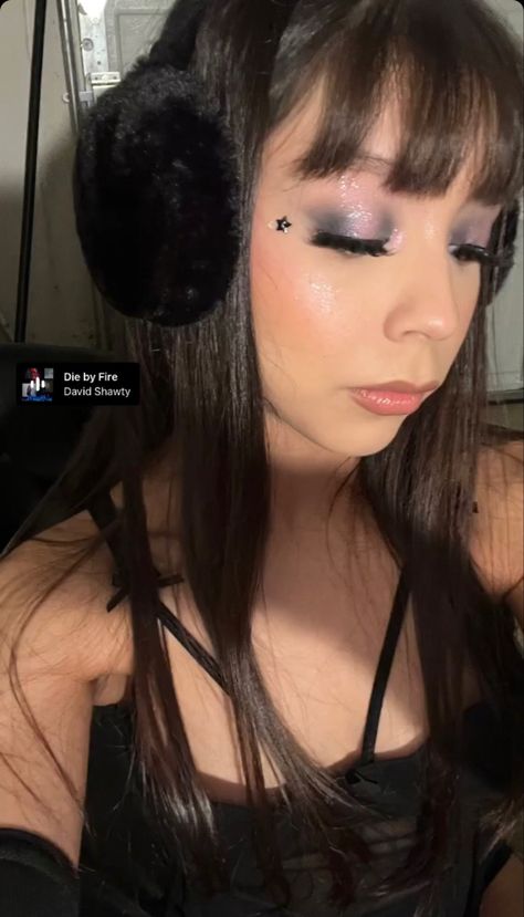 black smokey halo glitter eyeshadow look 🎀 Bayonetta Makeup Look, Black Halo Eye, Eyeshadow Looks Black, Black Eyeshadow With Glitter, Dark Halo Eye, Goth Concert Makeup, Light Goth Makeup Eye, Grey Makeup Looks, Halo Eyeshadow Looks